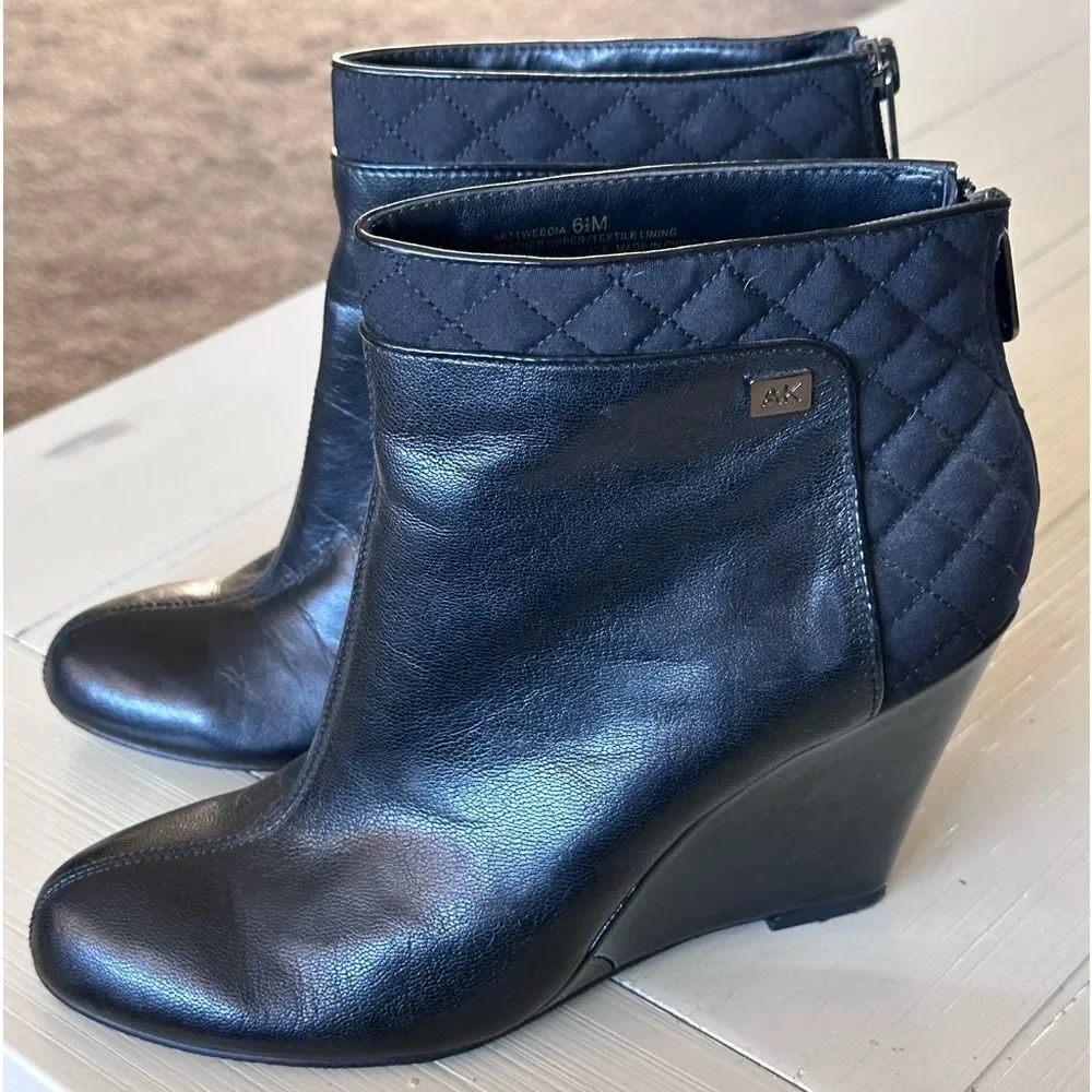 Anne Klein Tweedia Wedge Ankle Boot Black Leather Zip Quilted Like New Size 7